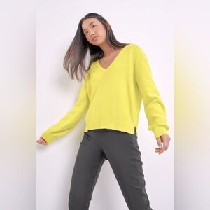 NWT Lumiere Lemon Yellow Pullover V-Neck Balloon Sleeve Top‎ Medium